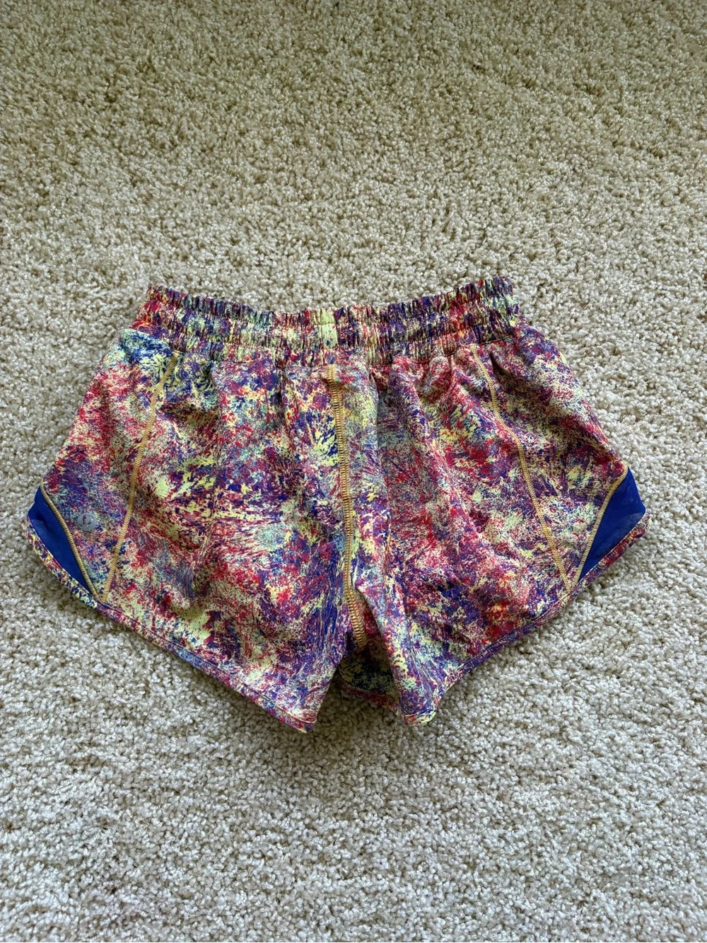 Lululemon Hotty Hot Short 2.5” SeaWheeze 2019 Multi Abstract Print Size 4‎ NWT